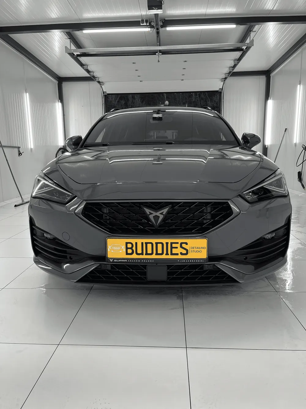 Ein schwarzer Cupra auf dem Waschplatz im Buddies Studio