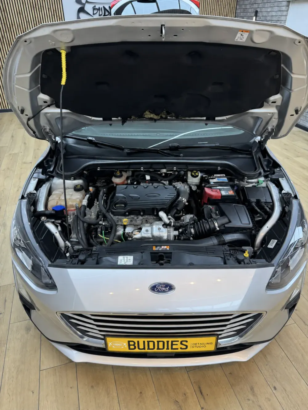 Der Motorraum eines Ford Focus nach der Aufbereitung — saubere Kunststoffe, Leitungen und Abdeckungen