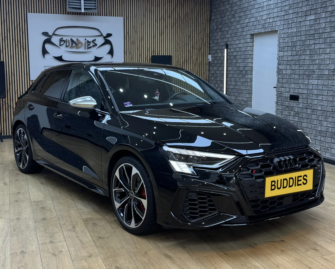 Czarne Audi z tablicą BUDDIES w studiu Buddies Detailing Studio